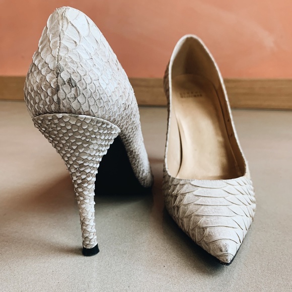 Stuart Weitzman "Nouveau" Python Pump - Picture 5 of 10